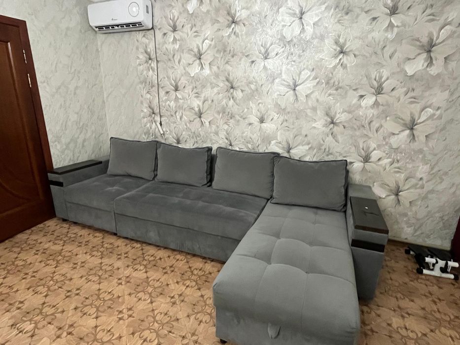 люстра, диван, стол