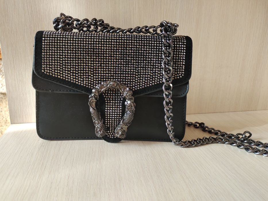Стильная модная чёрная сумка со стразами..