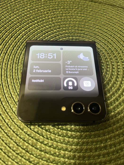 Z Flip 5 256 inca are garantie