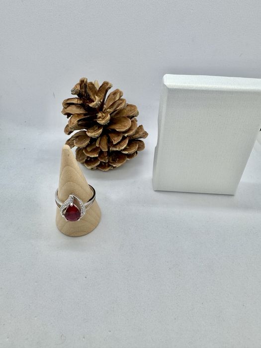 Сребърен пръстен със синтетичен рубин