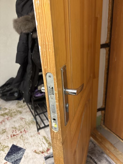 Продам деревянную дверь