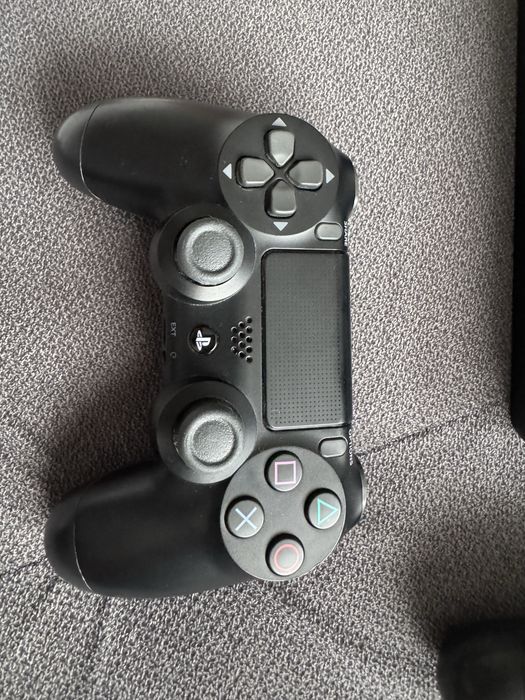 PS4 Slim + 2 controllere
