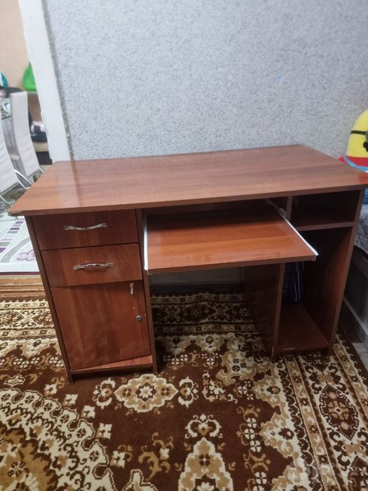 Стол письменый коричневый