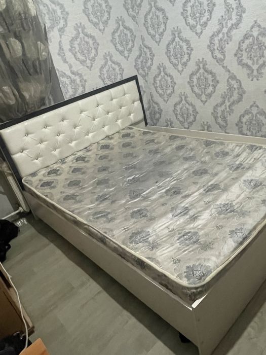 Продается кровать большая( без матраса)