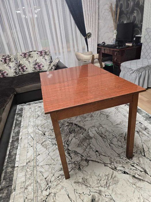 Продаётся стол обеденный полированный СССР 2 шт.