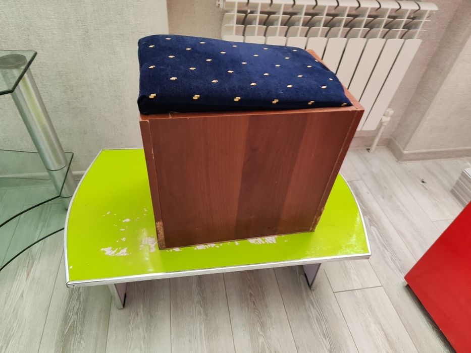 Стол и стул для магазина