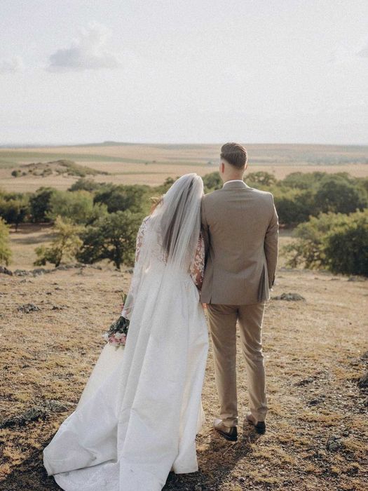 Costum de nunta crem