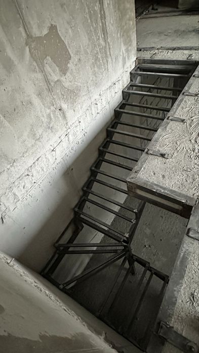 200.000 - Лестница для коттеджей, цоколь и на улицу