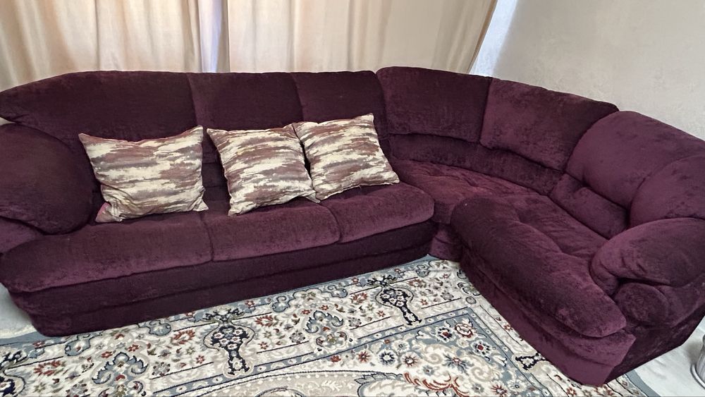 Диван для гостиной цена 40000 торг есть.