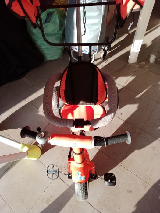 Cărucioare și măsuță pentru coii