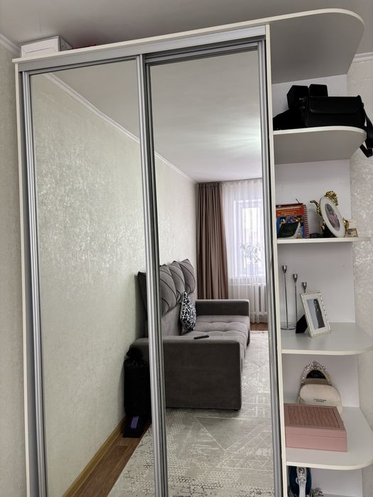 Продам шкаф распашной с зеркалом