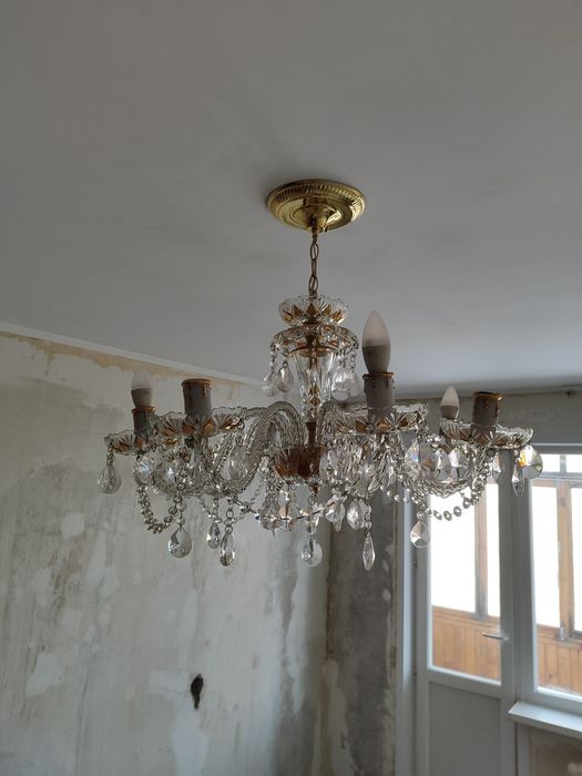 Продам люстру  на 8 лампочек