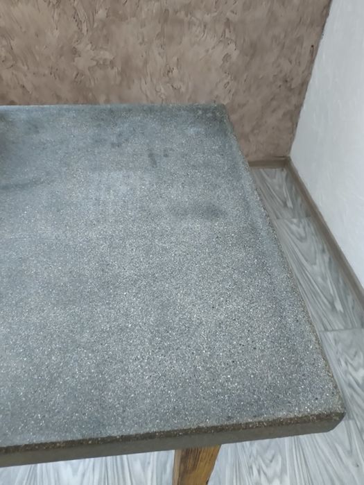 Стол с каменной столешницей