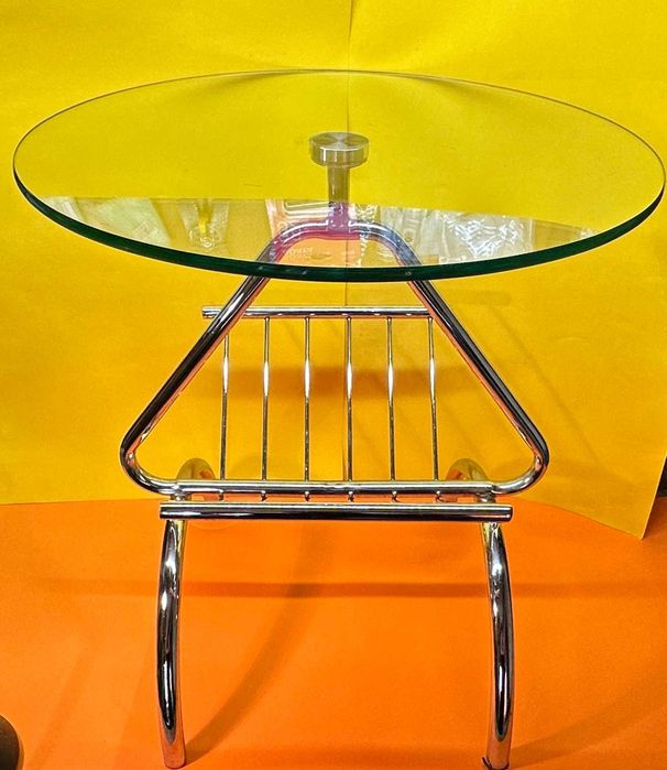 Винтидж масичка за кафе със стъклен плот и поставка за списания