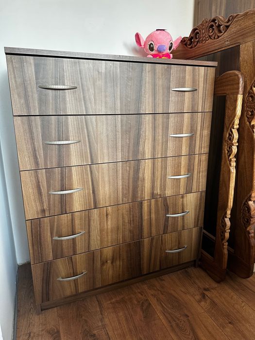 Гардероб със скрин