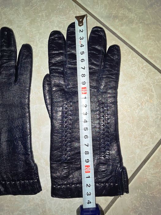 Продавам дамска маркова чанта  и черни ръкавици от естествена кожа