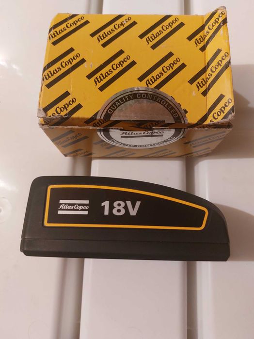 Две батерии малка и голяма и зарядно плус подарък.