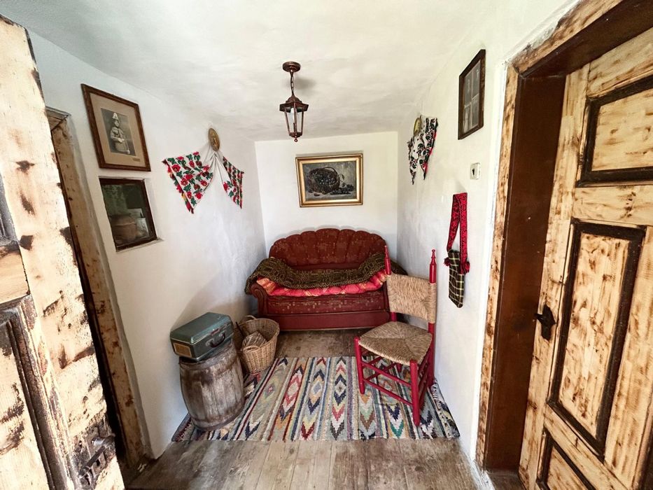 Casa MUSCELEANA , stil Conac , cu livada , teren intravilan- 2 000 mp.