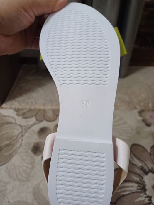 Oyoq kiyimlar sotiladi.