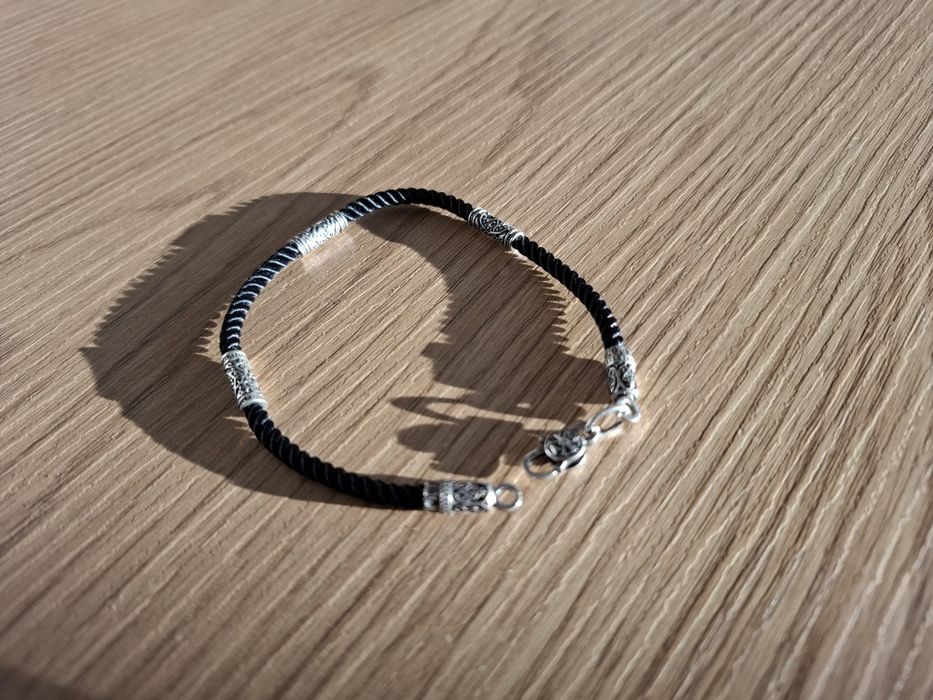 Сребърна гривна с копринени конци