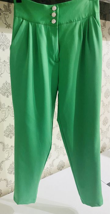 Pantaloni verzi, roz somon și negri