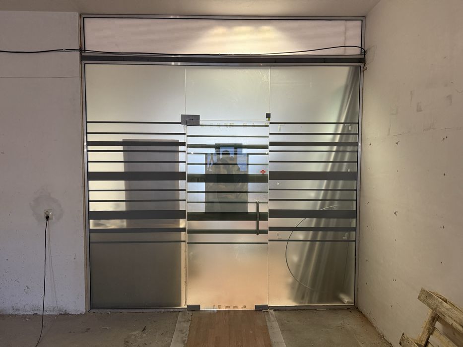 Дограма тип портал стъкло 10мм височина 2,70 ширина 3,00