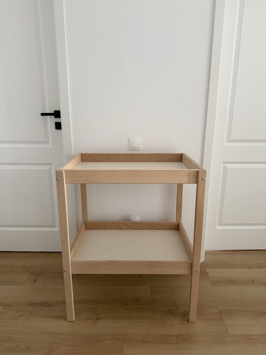 Vand masa de infasat Ikea in stare f buna cu saltea inclusa