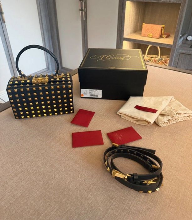 Valentino Garavani Rockstud Alcove Box Bag в отлично състояние.