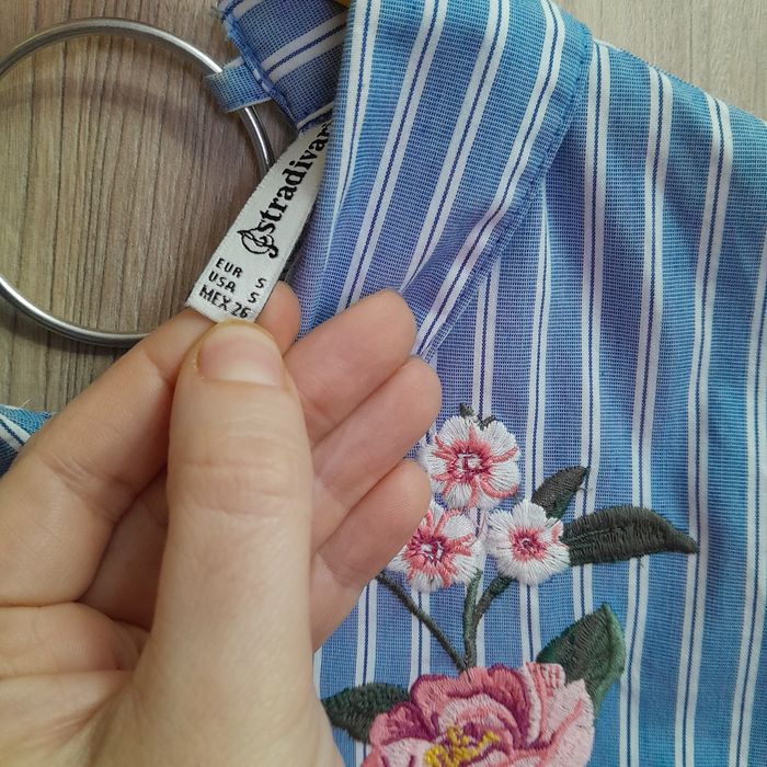 Cămașă cu broderie.