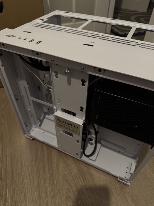Продам белый корпус аквариум LIANLI O11 Air mini