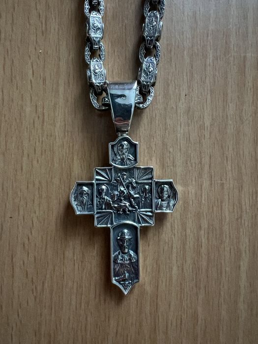 Серебряная цепь с крестом