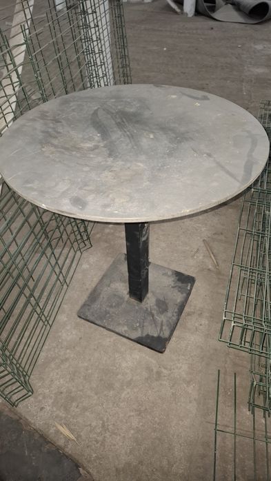 Стол для дома и заведении.