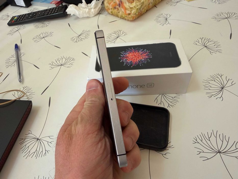 iphone SE 64 GB .