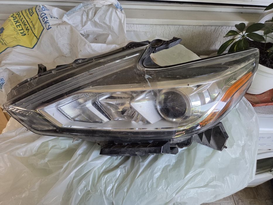 Nissan Altima 2015 față (fată stânga) a fost ridicată.