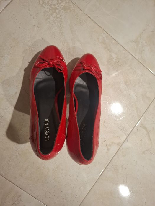 Обувки с камъни и червени лачени