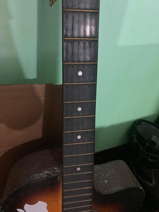 Гитара қоңыр ішіксіз