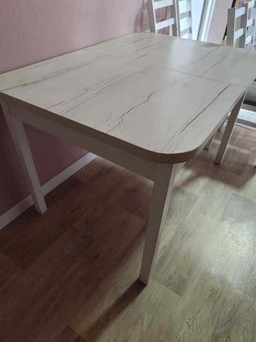 Продам кухонный стол и 4 стула.