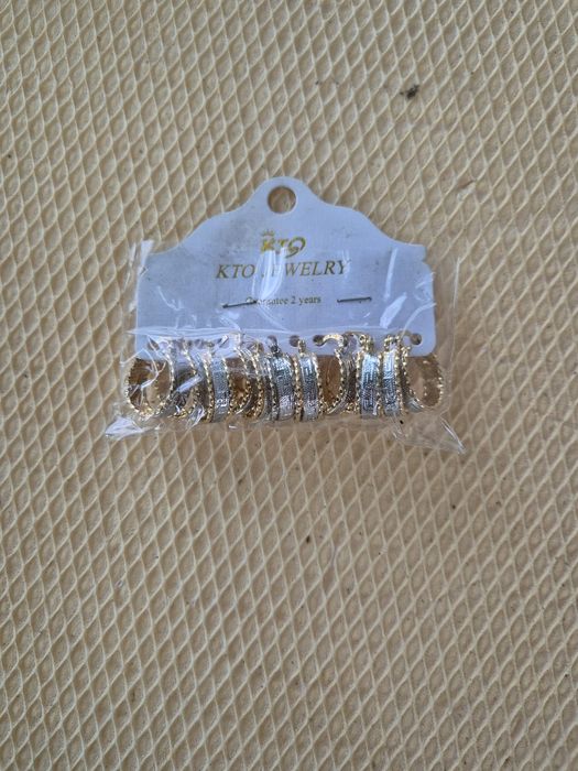 Vând cercei la set 10 lei