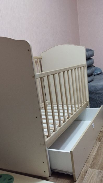 Кроватка детская с маятником