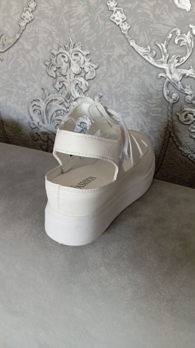 Продам Летние сандалии в белом цвете