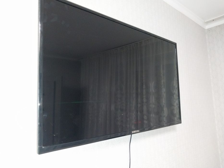 Телевизор 109см находиться в районе центра