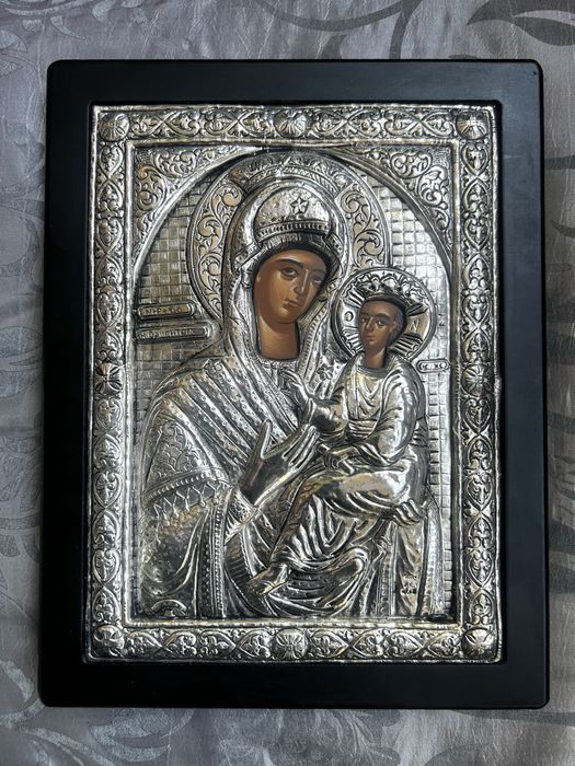 Сребърна икона на Девата с младенеца