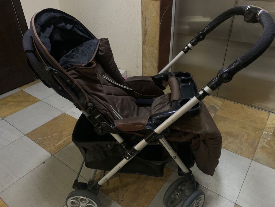 Хорошая черная коляска