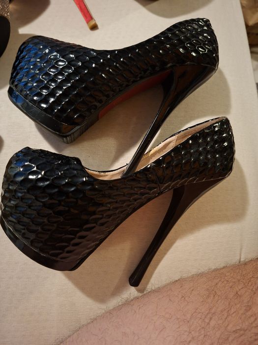 Oferta Pantofi cu platforma  si toc analt .la pret.redus