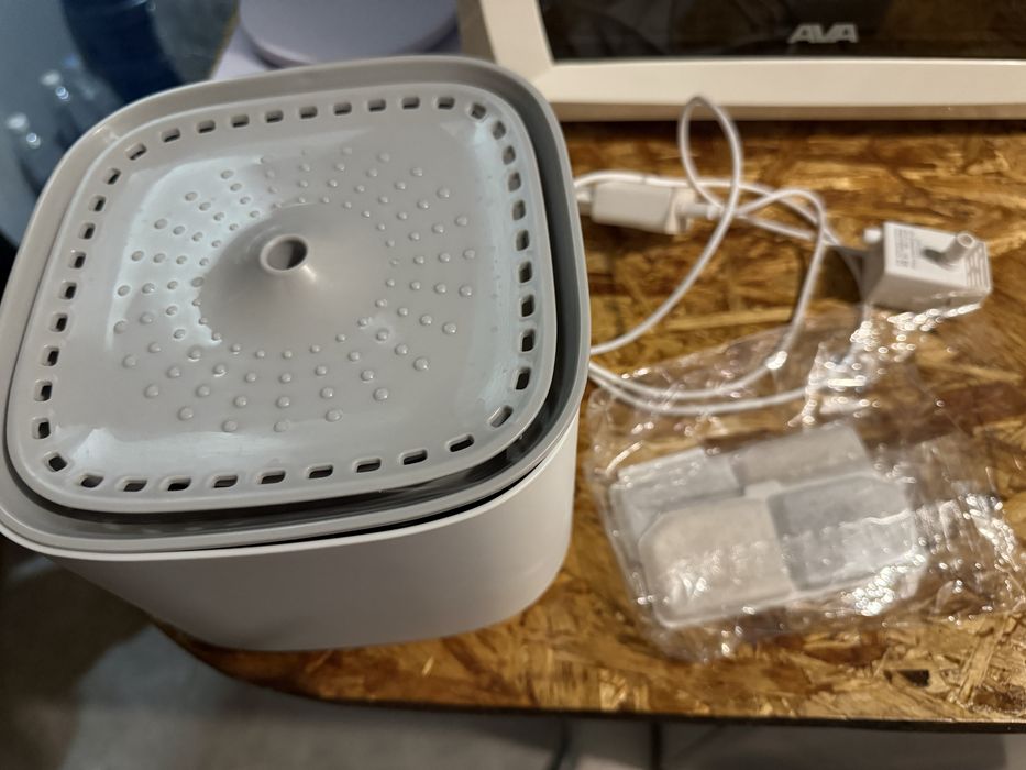 Продам лоток и питьевой фонтанчик