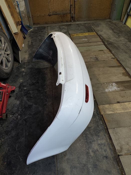 Бампер задний Приора 1, белый, с катафотами.