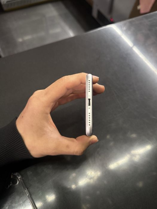 Продам айфон се 2020 [64gb]