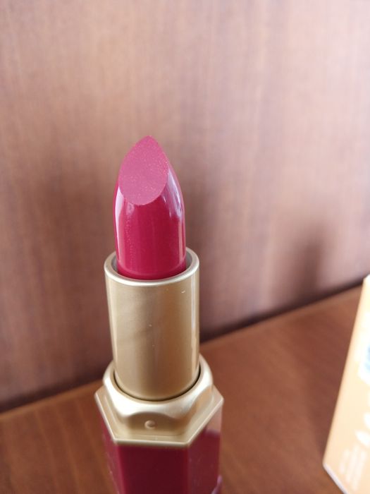 Продам губную помаду.