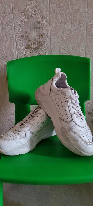 Кроссовки белые оазмер 36