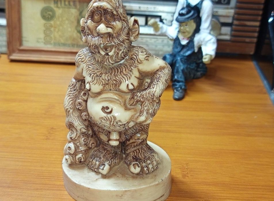 Figurină rară " omul peșterilor"gol de Neanderthal de Armani Guiseppe